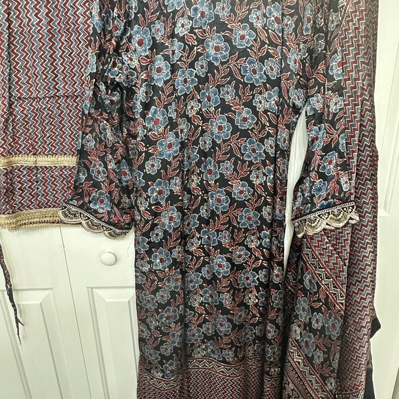 Elegant Black and Red Patterned Dress with beautiful lagdi patta Dupatta 23” - Picture 12 of 12